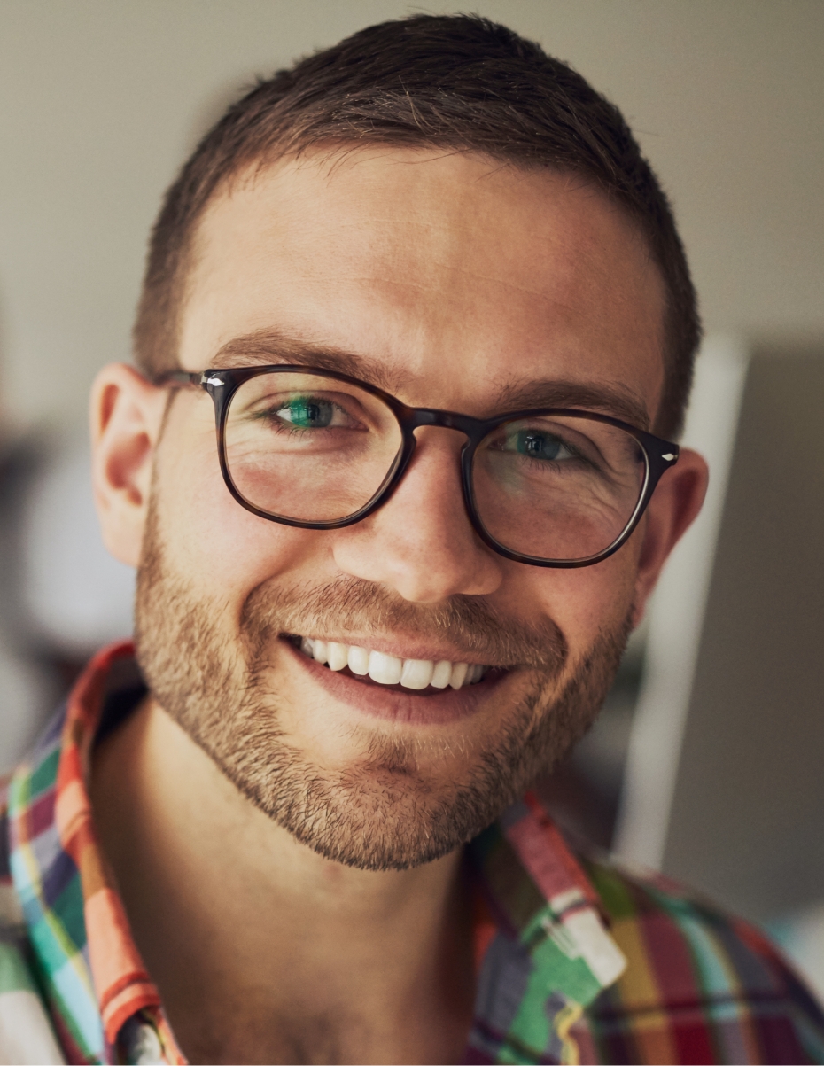 Mann mit runder Brille. 